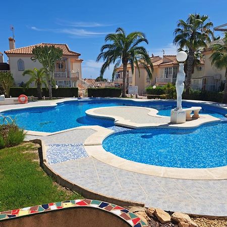 Schoenes Ruhiges Rooftop Apartment Mit Grosser Dachterrasse Torrevieja Eksteriør bilde
