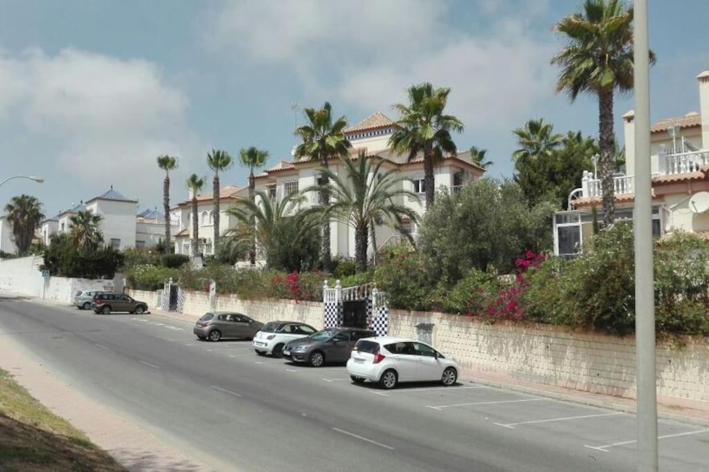 Schoenes Ruhiges Rooftop Apartment Mit Grosser Dachterrasse Torrevieja Eksteriør bilde