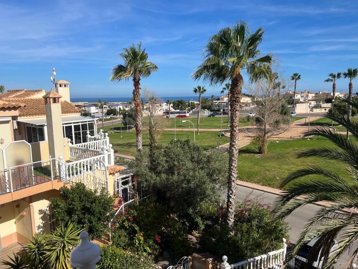 Schoenes Ruhiges Rooftop Apartment Mit Grosser Dachterrasse Torrevieja Eksteriør bilde