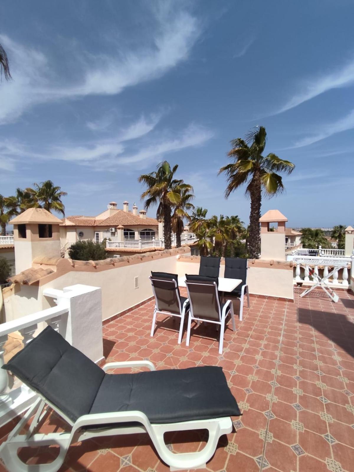 Schoenes Ruhiges Rooftop Apartment Mit Grosser Dachterrasse Torrevieja Eksteriør bilde