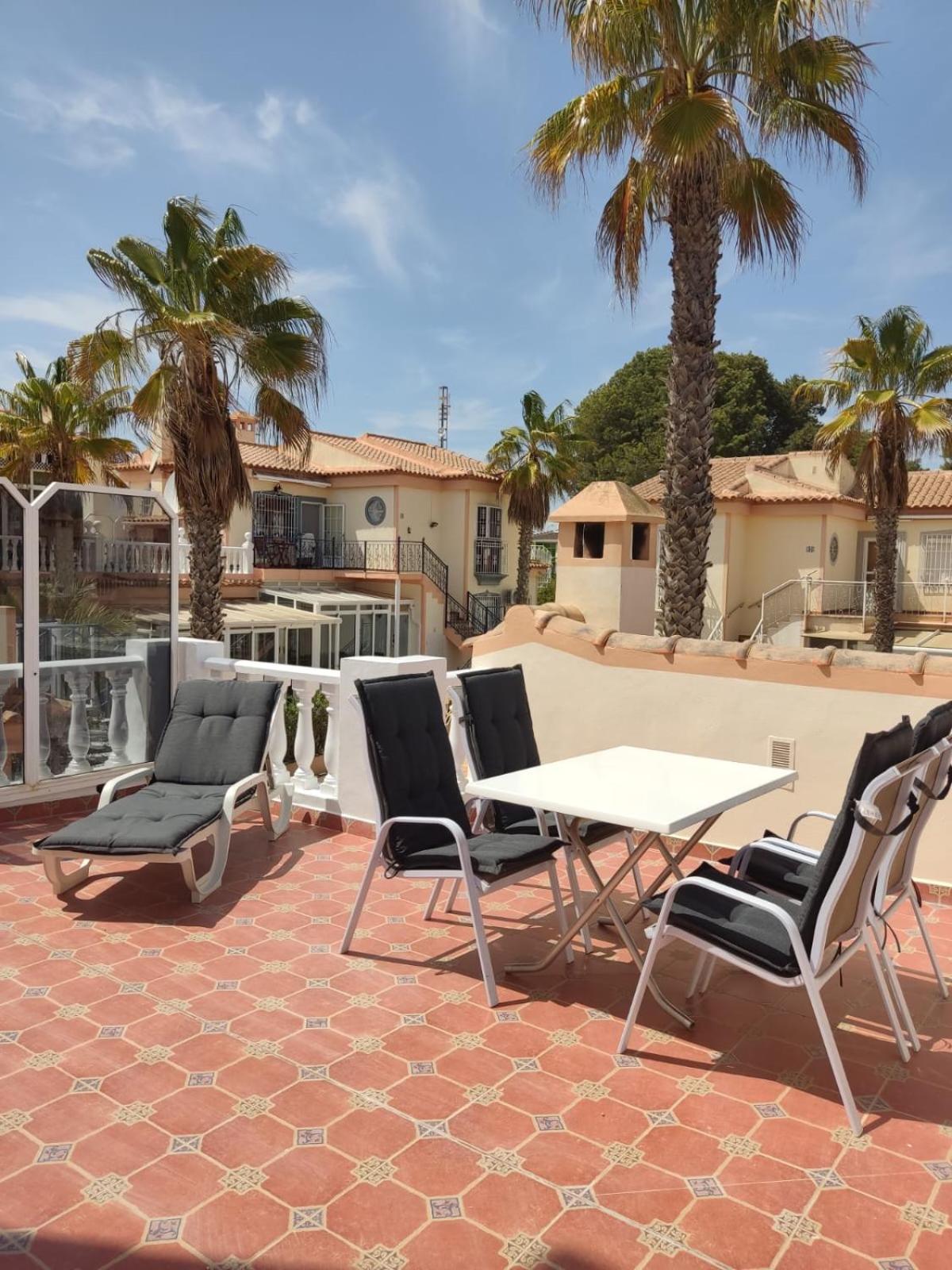 Schoenes Ruhiges Rooftop Apartment Mit Grosser Dachterrasse Torrevieja Eksteriør bilde