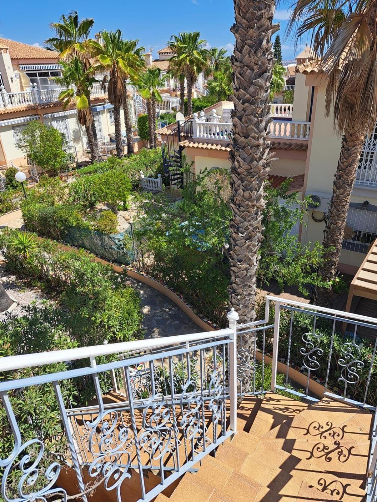 Schoenes Ruhiges Rooftop Apartment Mit Grosser Dachterrasse Torrevieja Eksteriør bilde