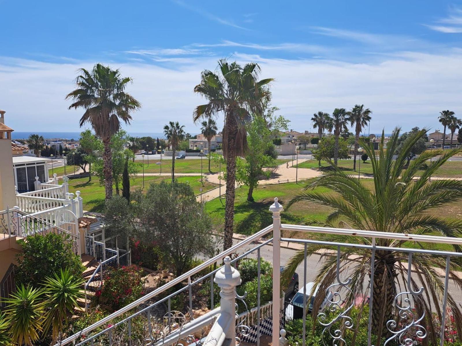 Schoenes Ruhiges Rooftop Apartment Mit Grosser Dachterrasse Torrevieja Eksteriør bilde